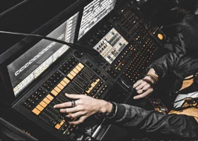 Ingénieur du son réalisant un mastering en ligne