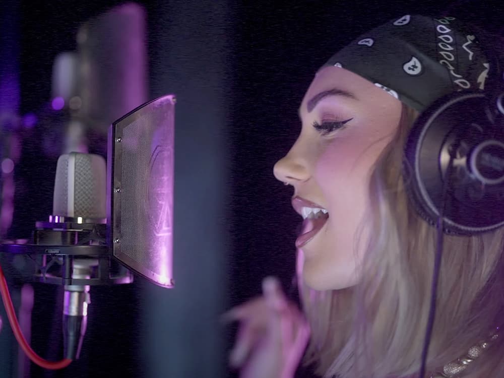 Chanteuse au micro dans la cabine du studio de musique à Paris 20ᵉ