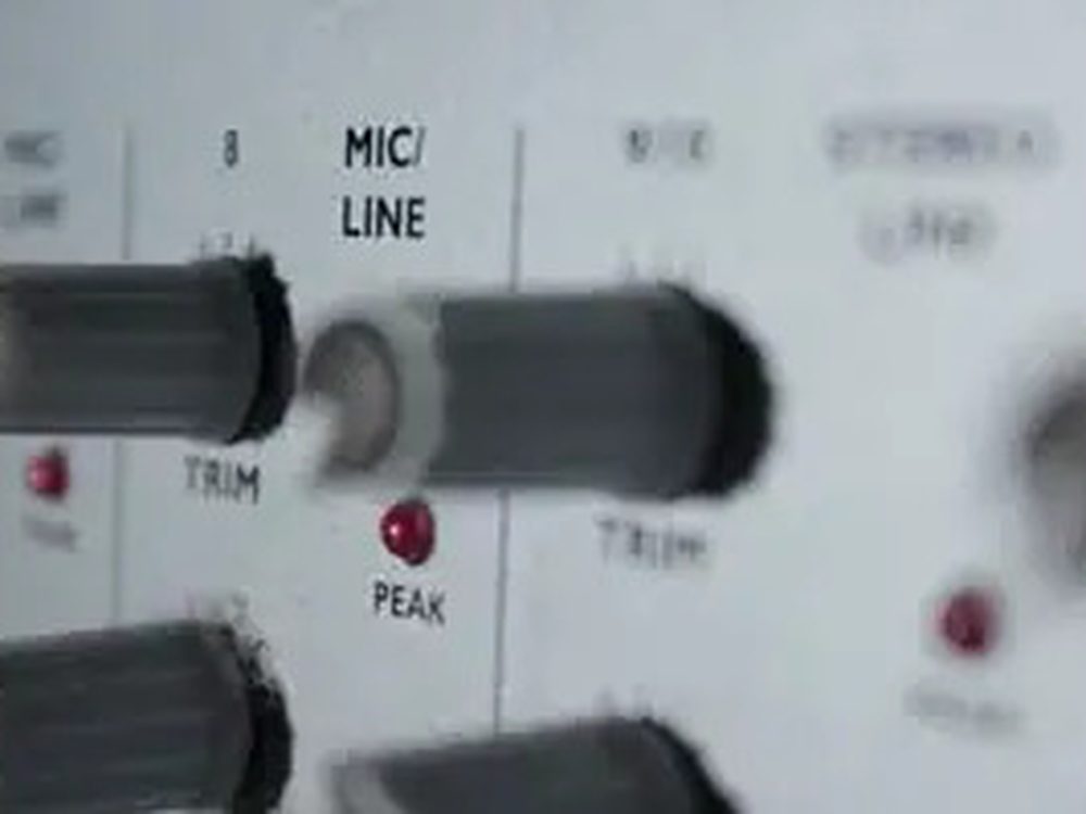 Travail de bruitage et de sound design en studio à Paris