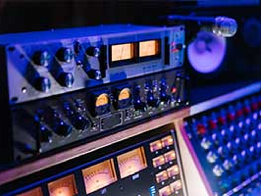 Régie du studio d'enregistrement de voix off à Paris