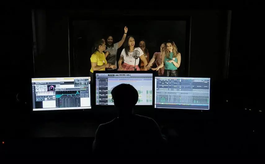 Ingénieur du son en régie au studio d'enregistrement de Paris