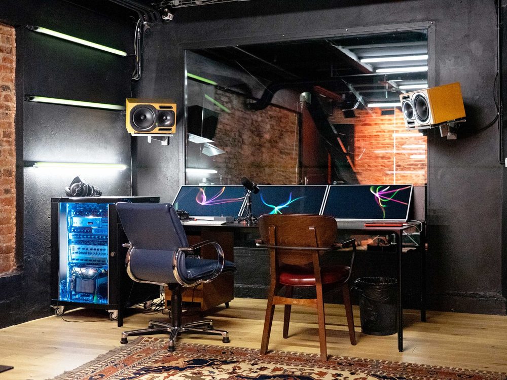 Plateau podcast à Paris : table, bras de micros et écoutes