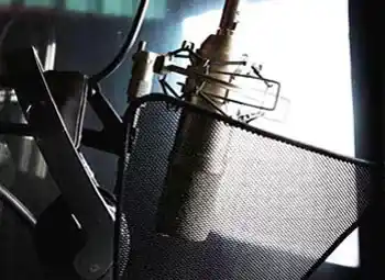 Micro statique et filtre anti-pop en cabine, pour l'enregistrement de voix off
